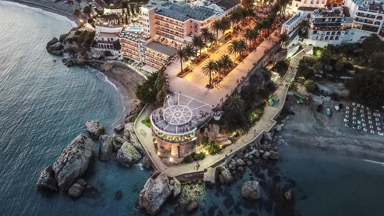 Beach Villa ,Nerja, Seaview, Pool, 3 Bedrooms, Huge Terrace And Garden Екстериор снимка
